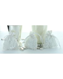 5 Pochons à dragées en organza roses blanches