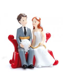 Figurine couple mariés sur sofa rouge