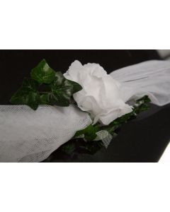 Guirlande de tulle blanc avec des feuilles de lierre ornée de roses blanches